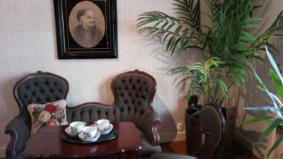 Kaffedukning i ett av rummen i Jean Sibelius födelsehem i Tavastehus