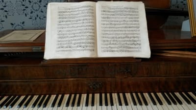 Noter på ett piano i Jean Sibelius födelsehem i Tavastehus