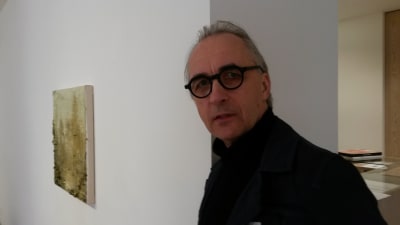 Konstnären Jarmo Mäkilä på Galerie Forsblom 2015.