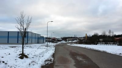 Väg som löper förbi en affärsfastighet.
