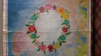 en skolkarta med en blomsterkrans