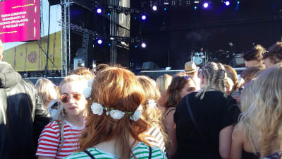 Flickor med blommor i håret på Icona Pops konsert.