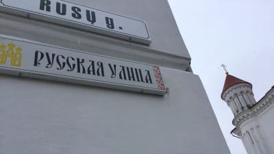 Gatuskylt i Vilnius där det står Ryska gatan både på litauiska och ryska.