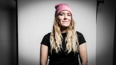 Pernilla Karlsson med rosa mössa.