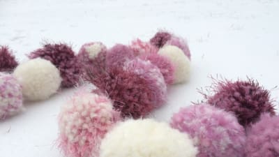 Garnbollar på snö