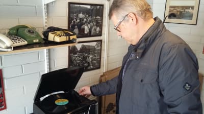 Sture Nylund spelar LP-skivor i sitt nyinredda garage