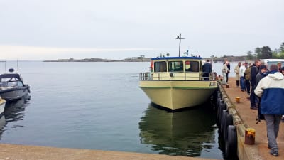 Båten Kajava förtöjer vid Mjölö brygga