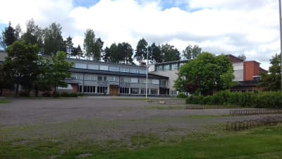 En grå och röd byggnad i Karis som är Karis-Billnäs gymnasium och Karis svenska högstadium.