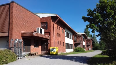 En röd tegelbyggnad i Ingå som tidigare var ett ålderdomshem.