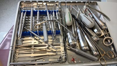 En låda full med instrument som används hos tandläkaren