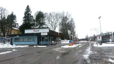 Porten till Mondis pappersfabrik i Lojo