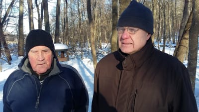 Lasse Estlander och Kaj Werner står ute. Bakom dem skymtar träd och snö på marken.