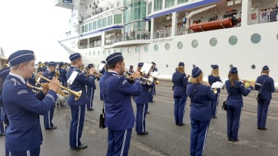 Närpes skolmusikkår välkomnade Birka Cruises passagerare i hamnen i Vasa.