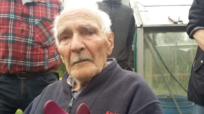 96-åriga Armas Ahlfors sköter fortfarande det mesta i sin trädgård själv.