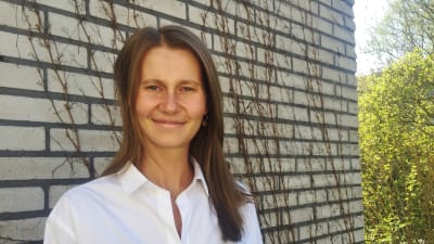 Mathilda Lindholm ser in i kameran.