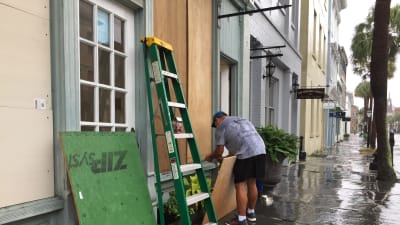 En man skyddade sin juvelerarbutik i historiska Charleston, South Carolina inför stormen på onsdagen. 