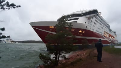 Viking Grace på grund utanför Mariehamn. 