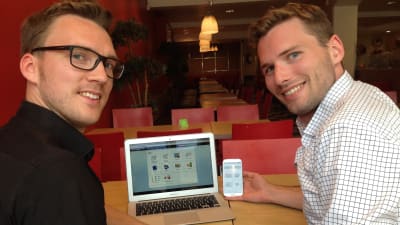 Sebastian Laxell (t.h.) och William Barman säger att Matematik.fi kan användas på datorn, surfplattan och telefonen.