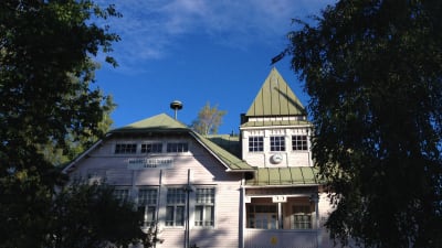 äldre trähus bland träd