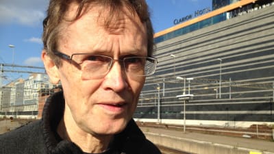 Mikael Nyberg avråder Finland från att privatisera järnvägen. Mest oroad är han över banunderhållet, som blev dyrare, men sämre i Sverige.
