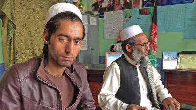 Två afghanska män som har återvänt hem