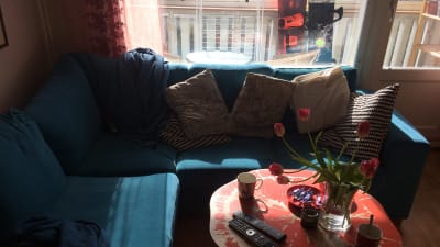 Skriventens soffa, bord och tomma koppar
