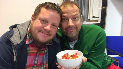 Tisdagens frukost, havregrynsgröt med torkade havtornsblad och jordgubbar. Allt närproducerat.