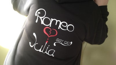 Jackor med pjäsens text Romeo och Julia på ryggen.