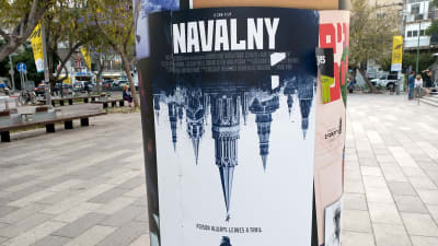 Filmaffisch (Navalny) på stolpe i Tel Aviv.