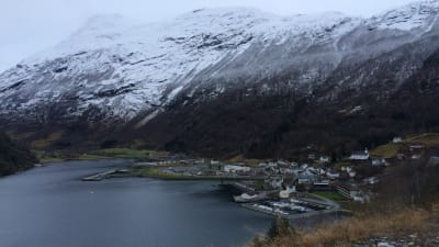 Byn Hellesylt i västra Norge
