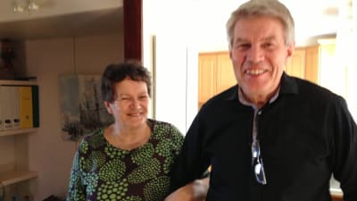 Gustav och Margareta Wikström från Nickby jobbar på att samla in möbler för flyktingar