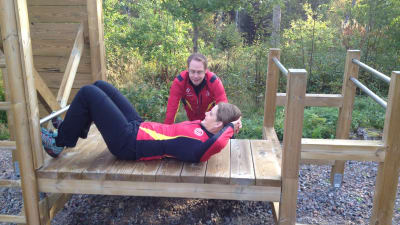 Henrik Malmberg och Maria Ljungqvist provar utomhusgymmet i Västerby friluftsområde.
