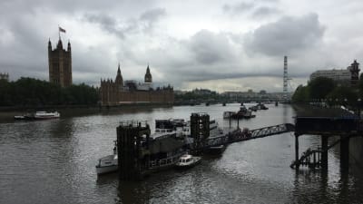 Grå moln över Themsen i London.