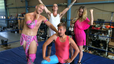 Valentine, Anton Larsson, Jontti Granbacka och Malin Björklund poserar i wrestlingringen