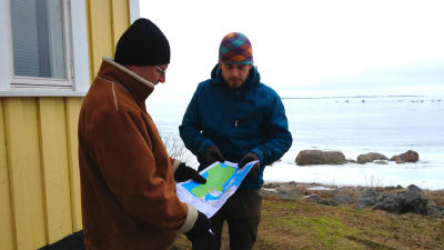 Jens Lågas och Jonas Östberg håller i en karta som visar hur stort det nya fredade området utanför Molpe ska bli. Det täcker i princip hela kusten.