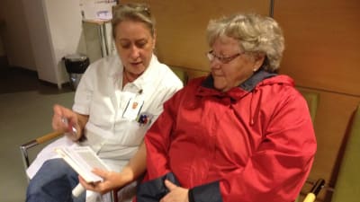 Sköterska informerar om sjukdomen KOL