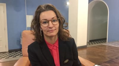 Yoko Alender är en estnisk politiker som är ovanligt insatt frågor som rör Helsingfors-Tallinn-tunneln.