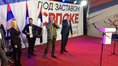 ”Republika Srpska”s president Dodik är i varje fall bra på att sjunga.