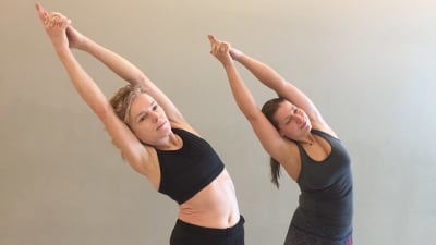 Yogainstruktörerna Anna och Tina gör en övning av så kallad bikramyoga. 