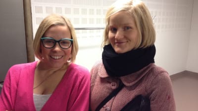 Stefanie af Björksten, projektledare för Hittehatt och Maija Linturi, dockmakare