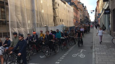 Närmare hundra cyklister i kö på Götgatan i Stockholm i morgonrusningen.