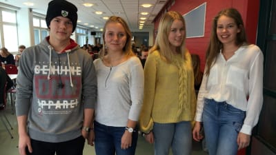 Hasse Pekola, Cassandra Thesleff, Anna Ilmoni och Sonja Wallin går i åk 9 i Mattlidens skola.