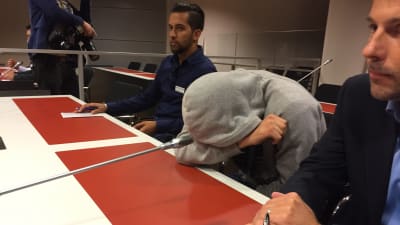 En av de häktade för knivattacken i Åbo 2017 i tingsrätten.