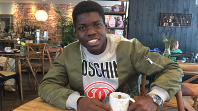 Serge Atakayi sitter på café i Jakobstad, juni 2017.