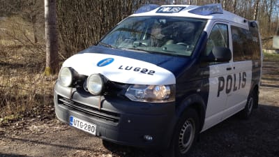 En polisbil vid sidan om vägen.