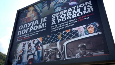 En serbisk skylt som i slagord och bilder beskriver Kroatiens återerövring av Krajina som pogro, folkmord.