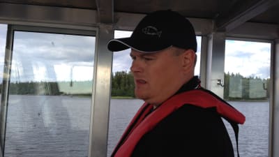 Stefan Råback har fullt upp med att styra båten till exakt rätt plats.
