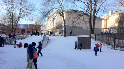 Kärnhuset vid Sirkkala skola under en vinterdag.