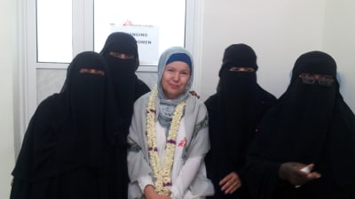 Sjukskötaren Anna Zahn med lokala kolleger på sjukhuset i Abs i Jemen.