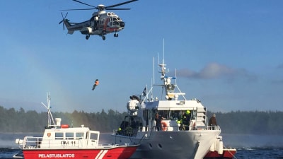 Patienter evakueras från charterbåt under sjöräddningsövning.